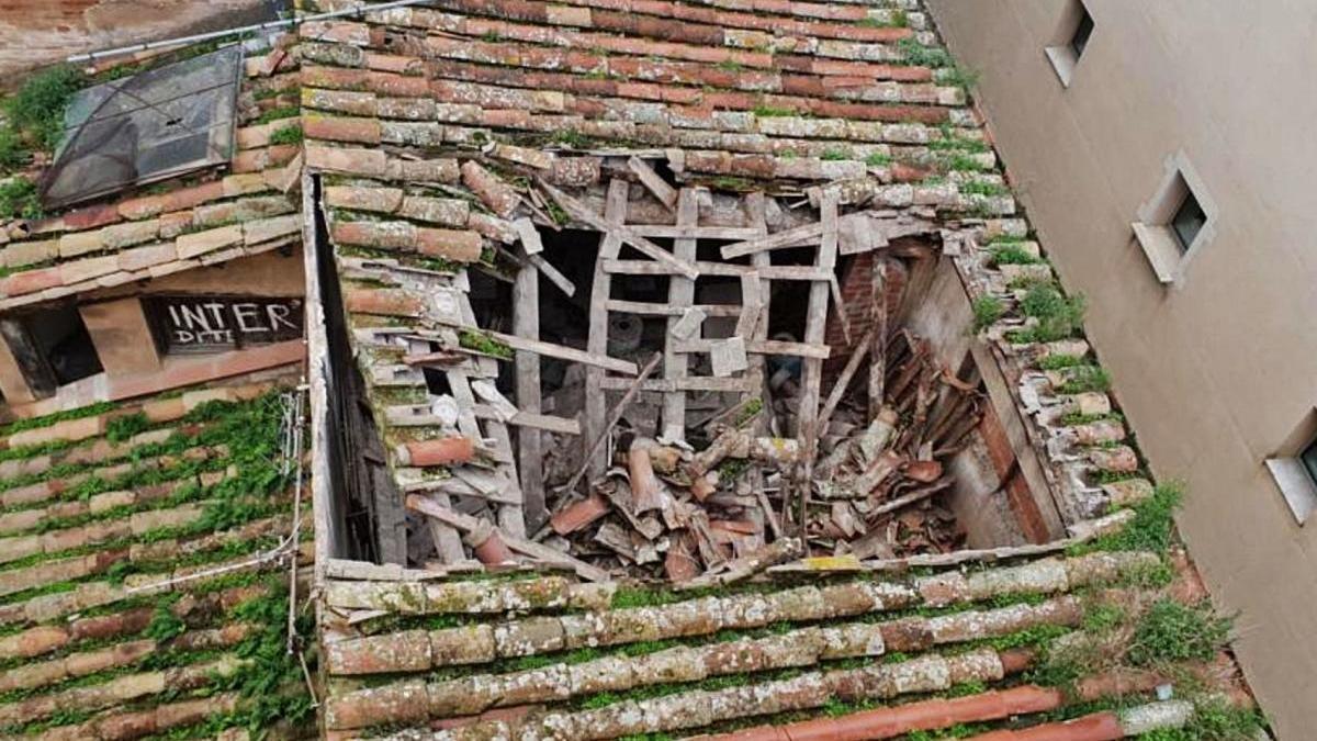 La teulada d&#039;un edifici sense habitar a la  pujada Sant Domènec, ensorrada.