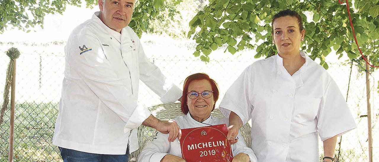 Viri Fernández, en su huerta de San Román de Candamo, con su hijo, Daniel López, y su nuera, María José Miranda. Foto cedida por El Llar de Viri