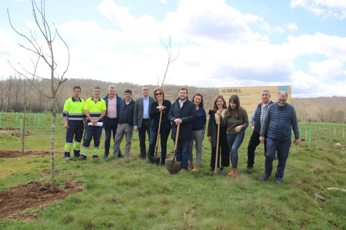 Profesionales del grupo Alimerka en el nuevo bosque de Trefacio.