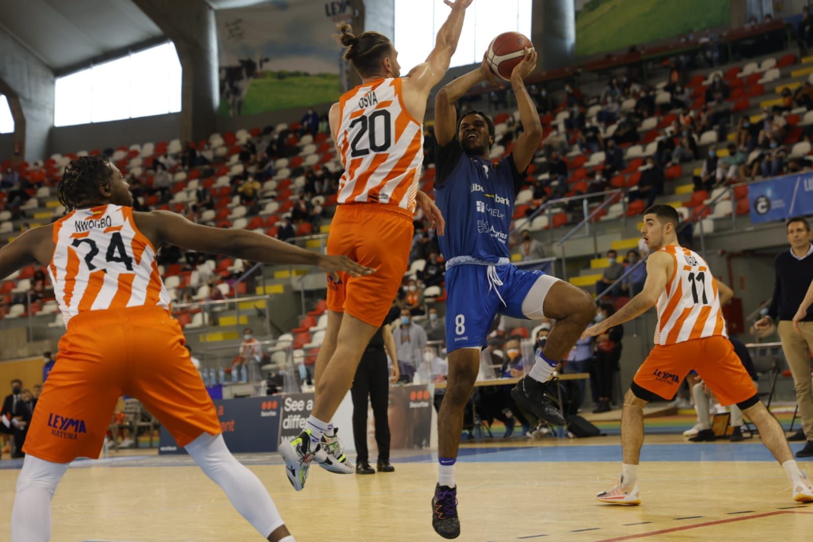 Las mejores imágenes del enfrentamiento entre el Leyma Coruña y el Liberbank Oviedo Baloncesto