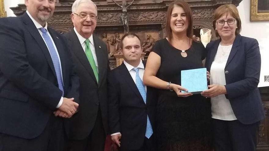 Francisco José Borge, vicerrector de la Universidad de Oviedo; Carlos Casanueva; Fernando Álvarez Correa; Inés Fernández, y la consejera de Servicios y Derechos Sociales, Pilar Varela, ayer, tras el acto celebrado en Oviedo.