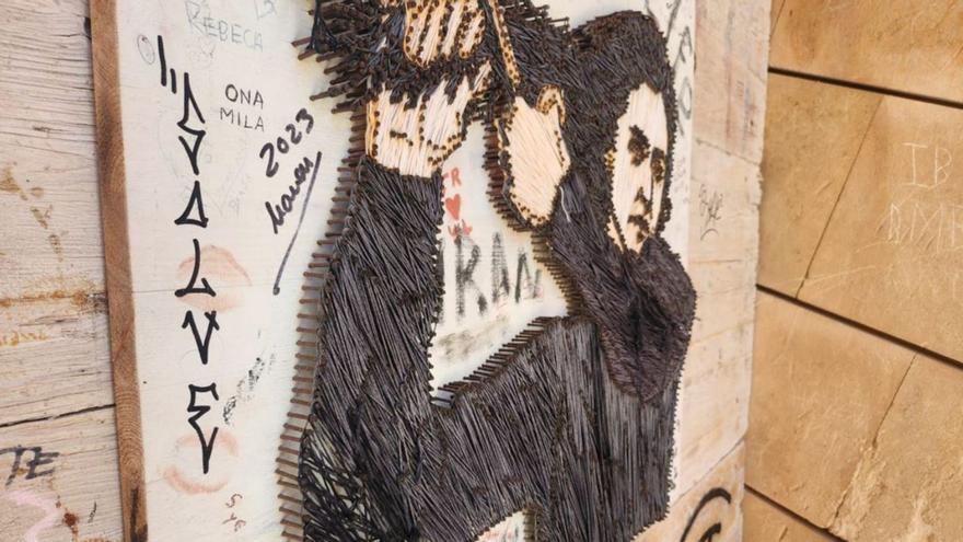 El mural en apoyo a las mujeres iraníes de Dalt Vila se vuelve ‘string art’
