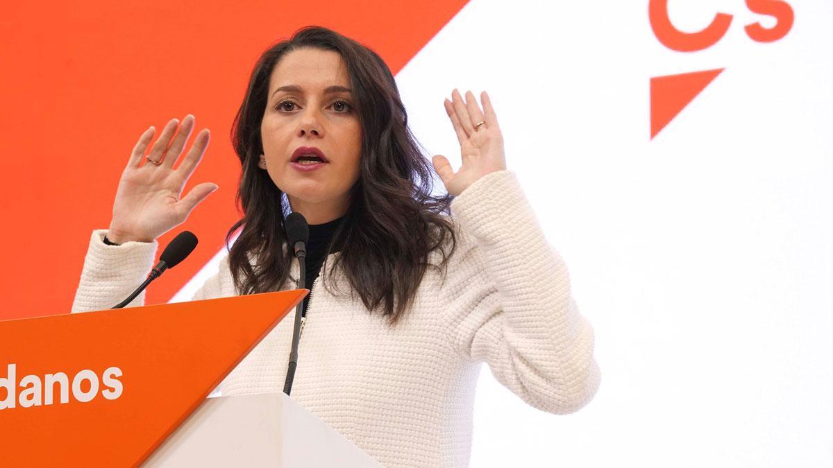 Inés Arrimadas replica a los barones del PSOE: "¿Cs debe apoyar gratis y arrodillarse?"