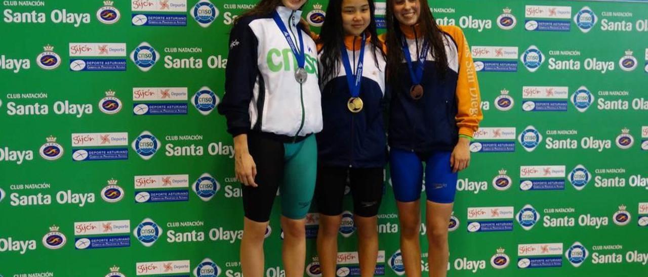 Alexia, a la izquierda, tras recibir una de sus dos medallas de plata.