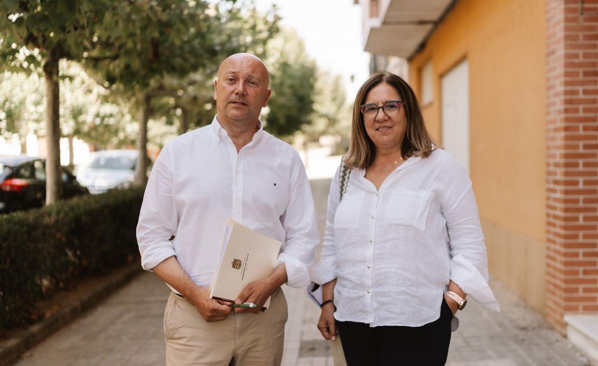 Luis Antonio Calderón Nájera, alcalde de Paredes de Nava, y la concejala de Repoblación, Yolanda Díez, son los responsables de la Oficina de Repoblación.