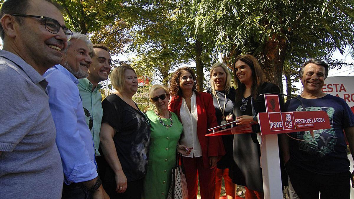 La ministra de Hacienda, María Jesús Montero, con miembros del equipo de Gobierno en Benavente.| J. A. G.