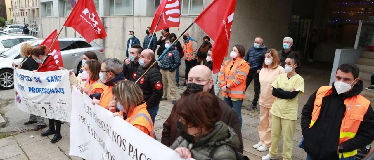 Protesta, en diciembre, por la escasez de profesionales en el centro de salud. . |   // BERNABÉ/ANA AGRA