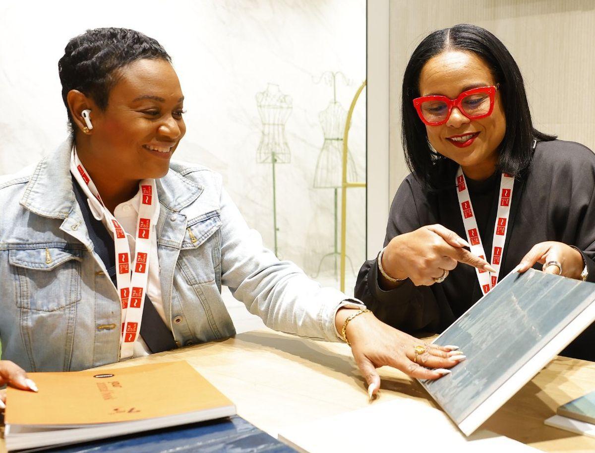 Los asistentes tienen la oportunidad de conocer de primera mano el producto.