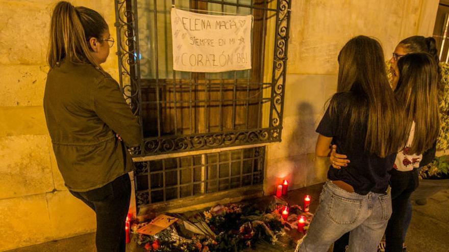 Amigas y compañeras de una de las fallecidas, en el homenaje de esta tarde en la Plaça de Baix