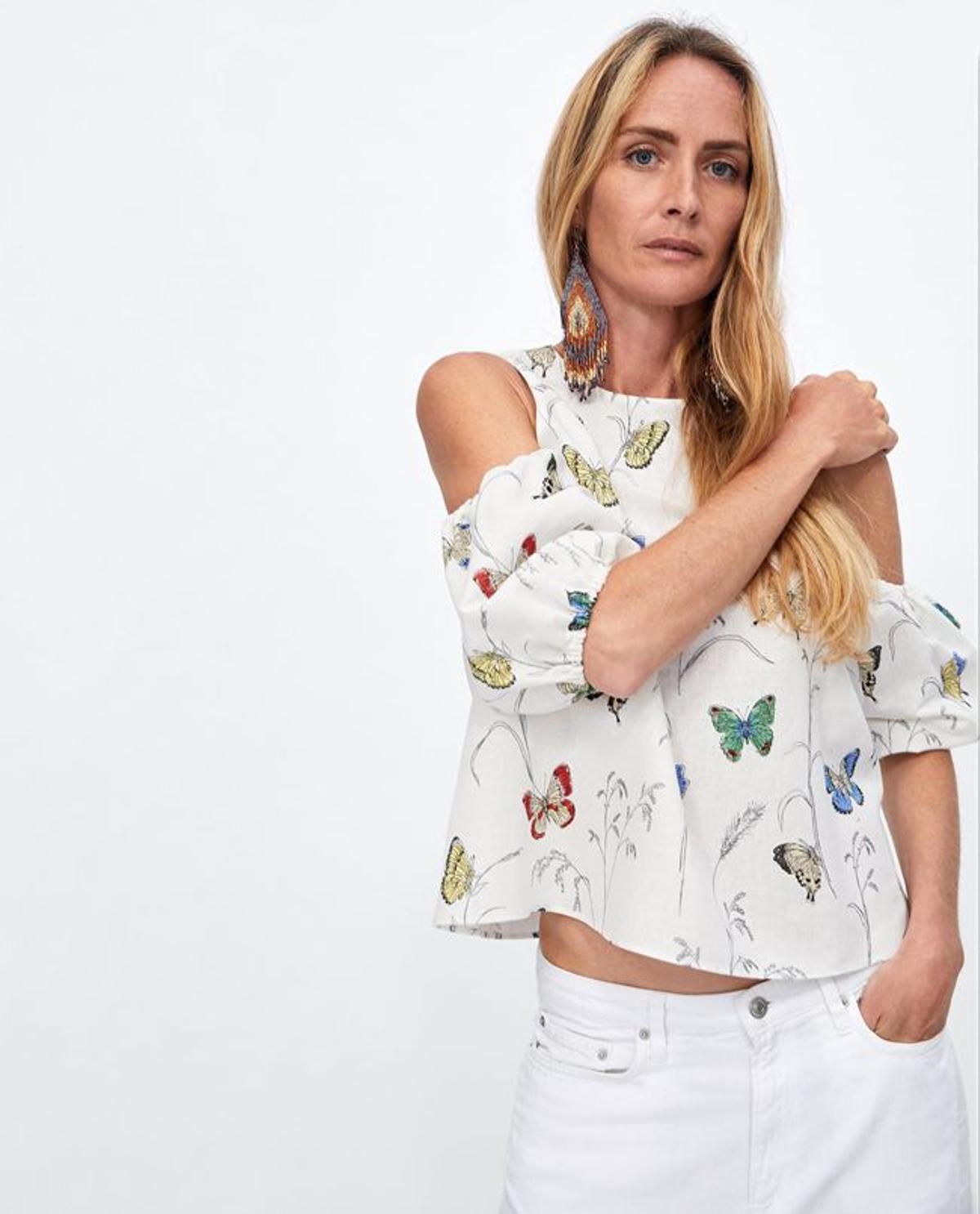 Moda 'timeless' de Zara: camisa con mariposas