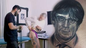 Un noi es tatua la cara de Puigdemont al cul