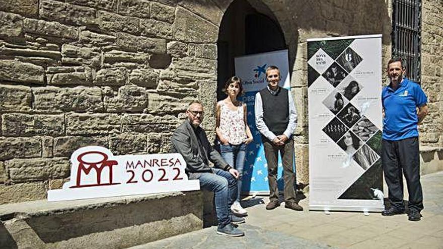 Albert Tulleuda (gerent de la Fundació Turisme i Fires de Manresa), Mete Codinach (responsable de la gestió turística i cultural de la Seu), Joan Calmet (regidor de Turisme en funcions) i el jesuïta Josep Lluís Iriberri