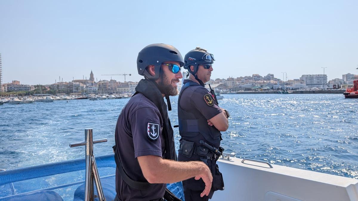 Agents de Mossos patrullant en una embarcació a Palamós.