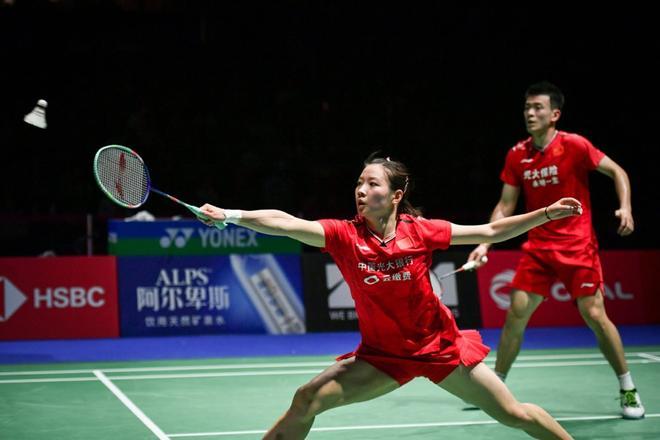 Huang Yaqiong (L) de China junto a Zheng Siwei devuelve un volante a Dechapol Puavaranukroh de Tailandia y Sapsiree Taerattanachai durante su último juego de dobles mixtos en el Campeonato Mundial de Bádminton BWF en el St Jakobshalle en Basilea.