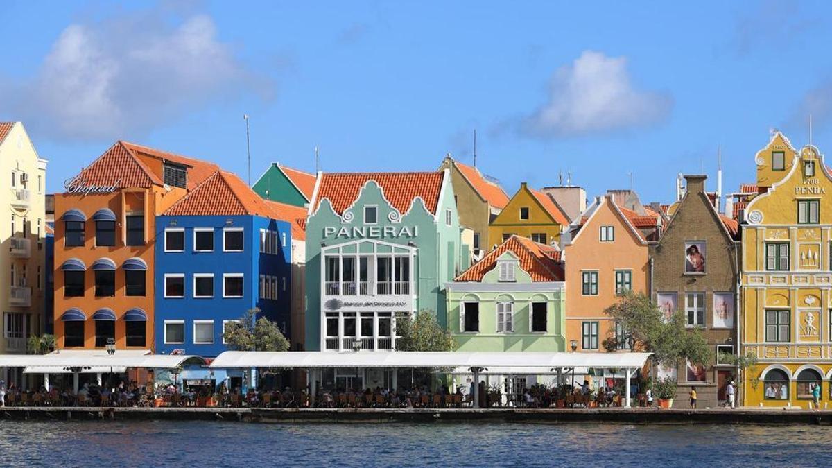 Arquitectura colonial neerlandesa, inclòs l'edifici Penha, de 1708, al Handelskade, un històric passeig marítim del districte de Punda, a Willemstad, la capital de Curaçao