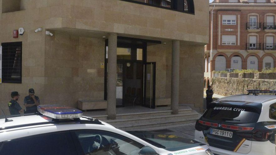 Investigan en Benavente una estafa de 20.230 euros por la compra de una retroexcavadora en Internet