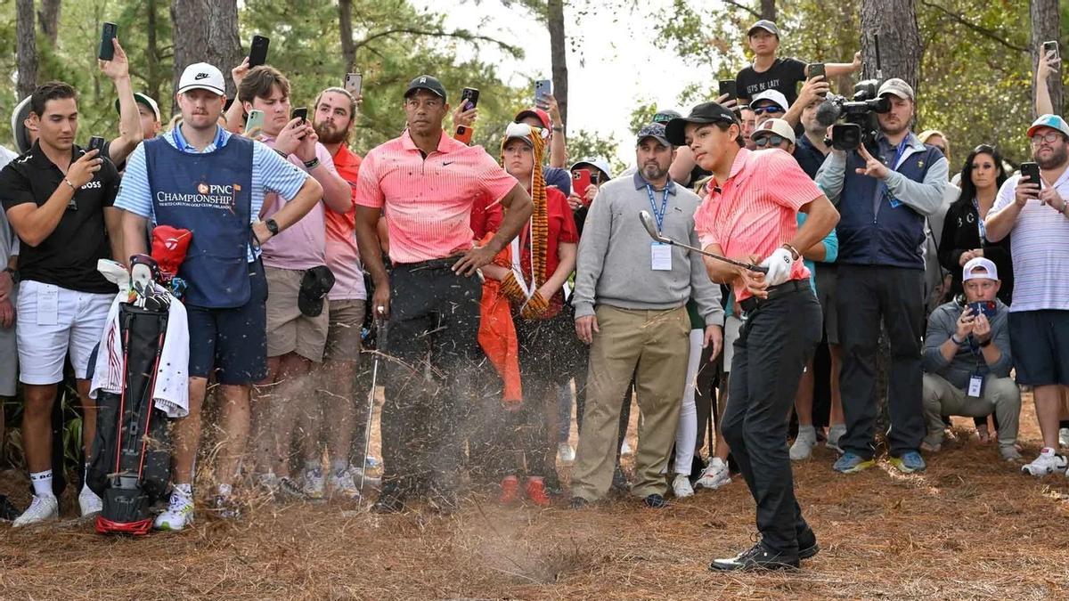 Woods y su hijo Charlie, en acción durante el PNC Championship