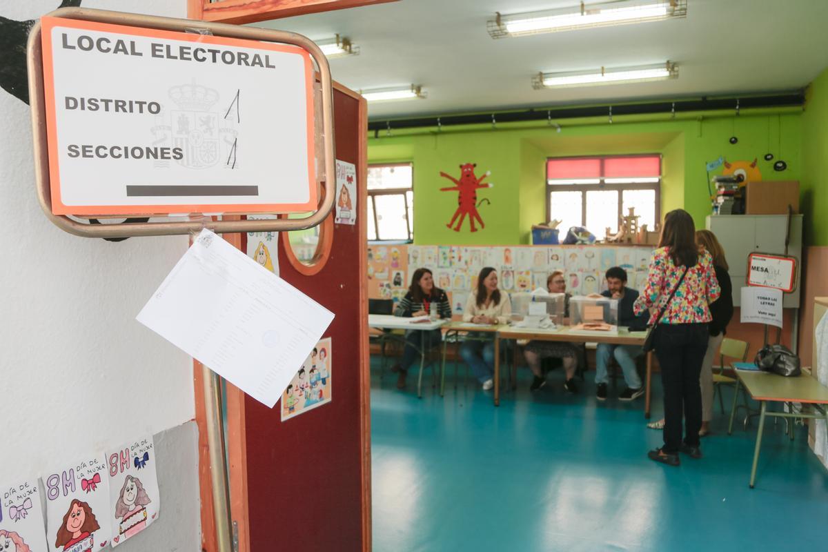 Una mujer ejerce su derecho al voto en Mérida.