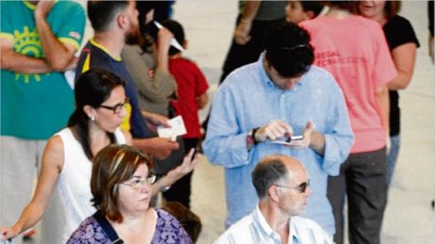 L&#039;alta participació va provocar cues com les de votants al pavelló de Palau de Girona