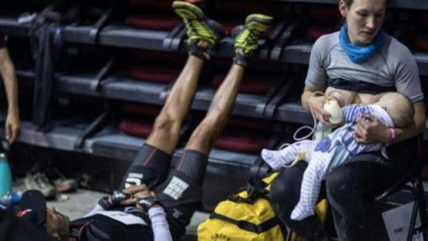 Una atleta da el pecho a su bebé haciendo parones durante una carrera