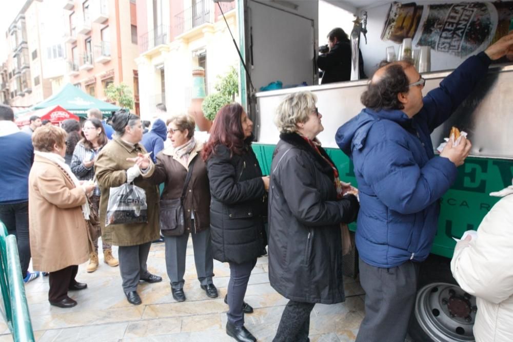 Reparto de pasteles de carne en la plaza del Romea