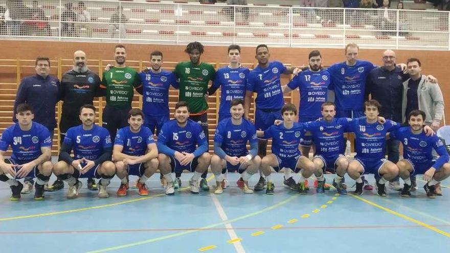 La plantilla del Unión Financiera Base Oviedo, ayer, antes de jugar contra el Balonmano Arroyo.