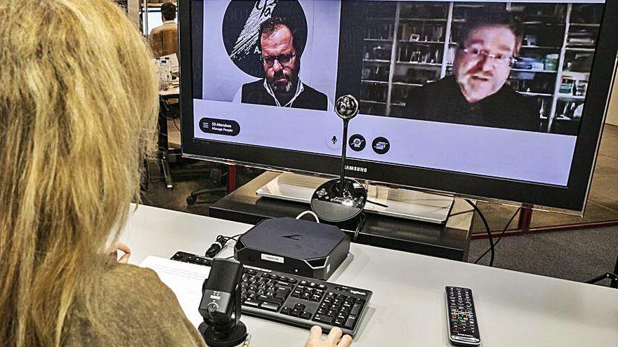 Juan Fueyo, a la derecha, y Pablo Álvarez, durante la presentación del libro “Viral” en el Club Prensa Asturiana Digital