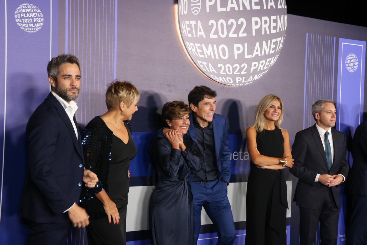 Los rostros televisivos del grupo Atresmedia, Roberto Leal, Gloria Serra, Sonsoles Ónega, Manel Fuentes i Vicente Vallés, en la gala de Premio Planeta 2022.