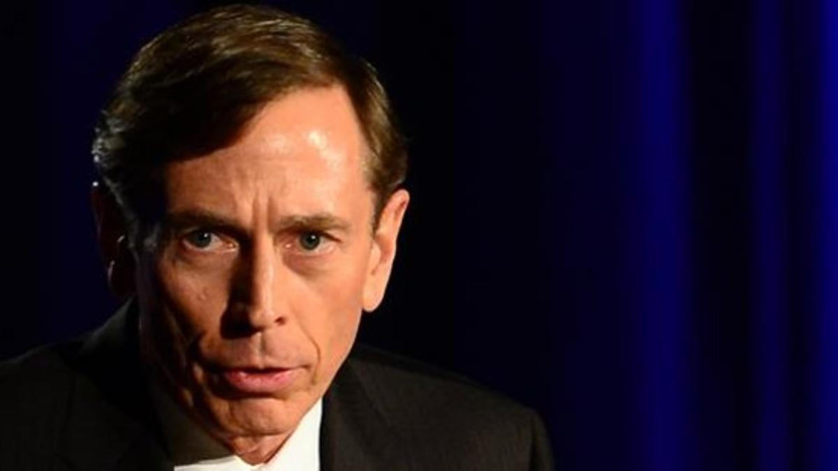 Petraeus se dirige al auditorio en su primer discurso público tras su dimisión, este martes en Los Ángeles.
