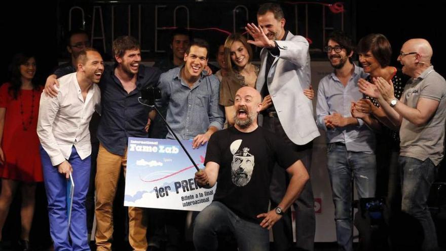 El presentador del concurso, Goyo Jiménez (agachado), se hace un selfie con los Reyes y los premiados.