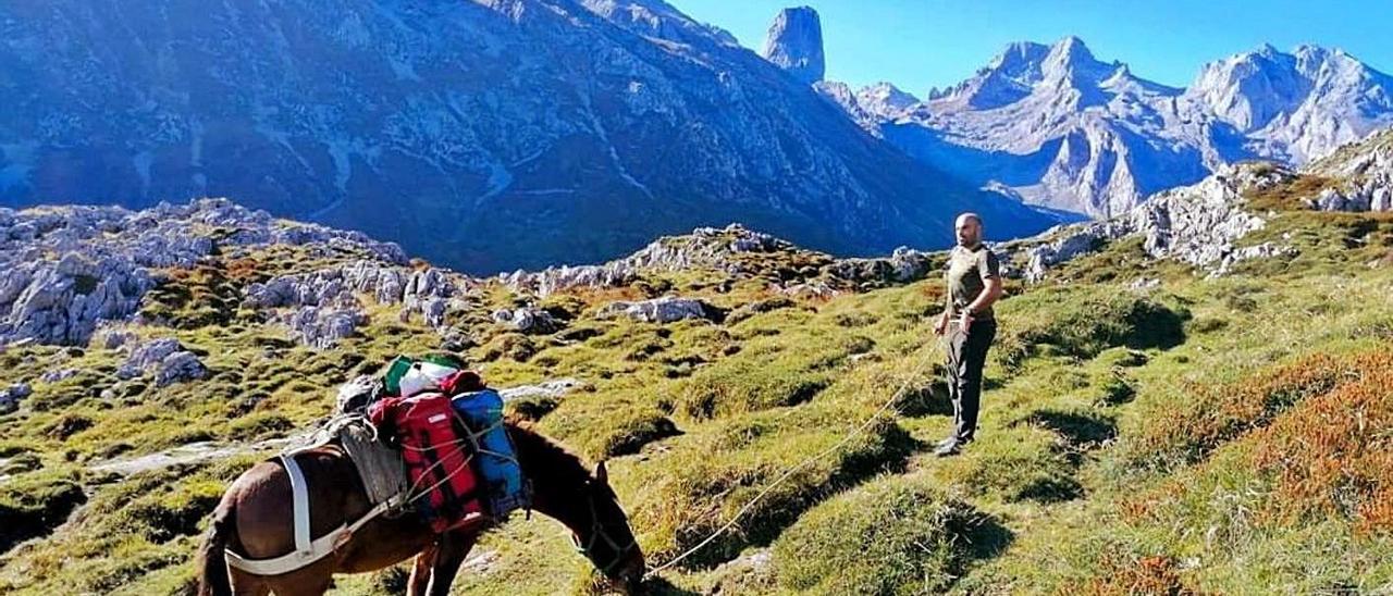 Javier Díaz Bada, en pleno ascenso hacia la cueva de Maín, en Cabrales.