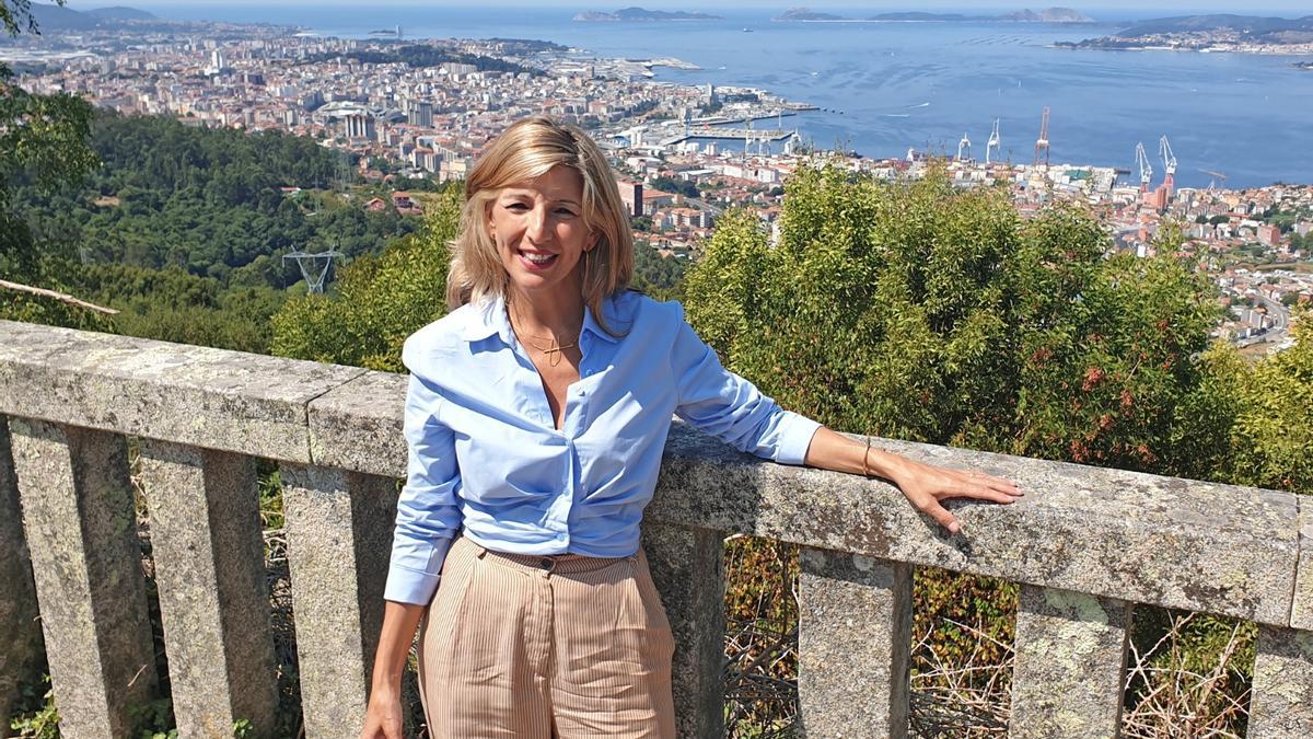 Yolanda Díaz, con Vigo de fondo.