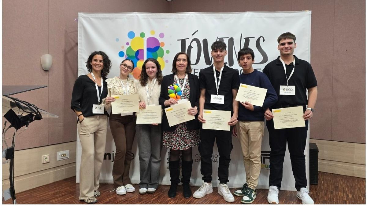Los cinco alumnos premiados del IES Fidiana a nivel nacional, con sus tutoras, Gloria Herrero y Elena León.