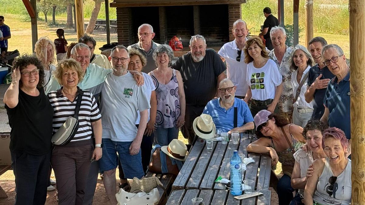 Els membres de l'antic grup de teatre La Gralla a la trobada del passat diumenge
