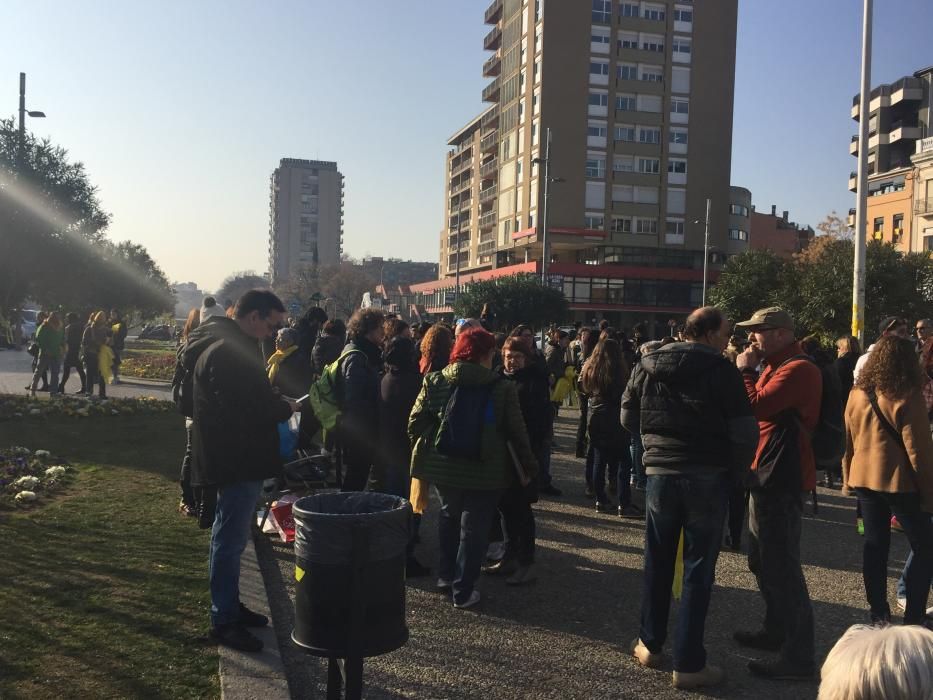 L'ANC reparteix cintes grogues a Plaça Catalunya