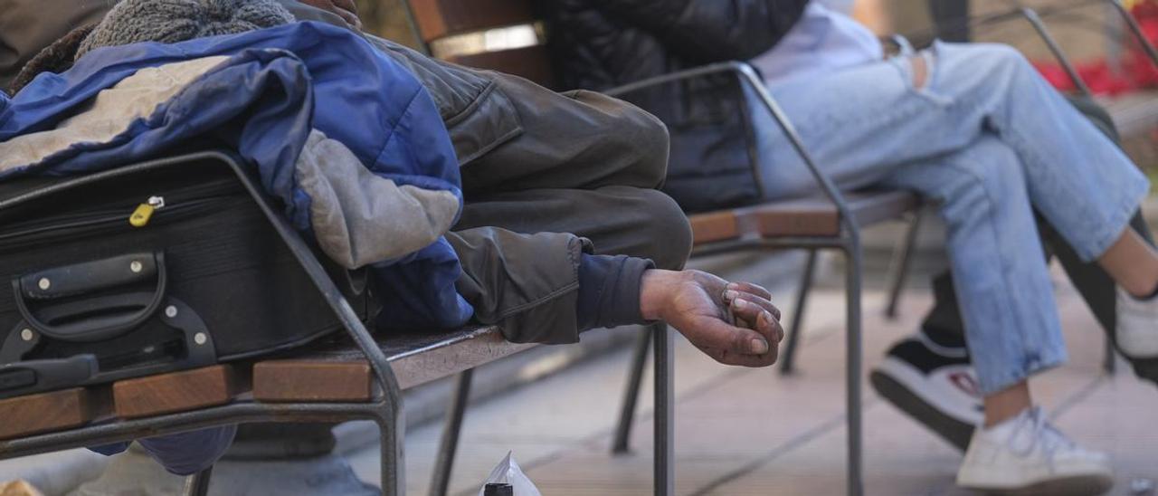 Un hombre duerme en la calle, una acción que ahora puede ser multada con hasta 750 euros