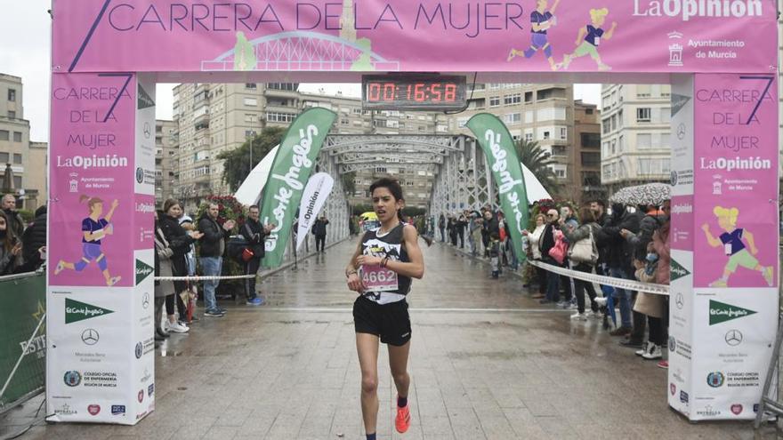 Laura Nicolás alcanza la meta de la Carrera de la Mujer de Murcia