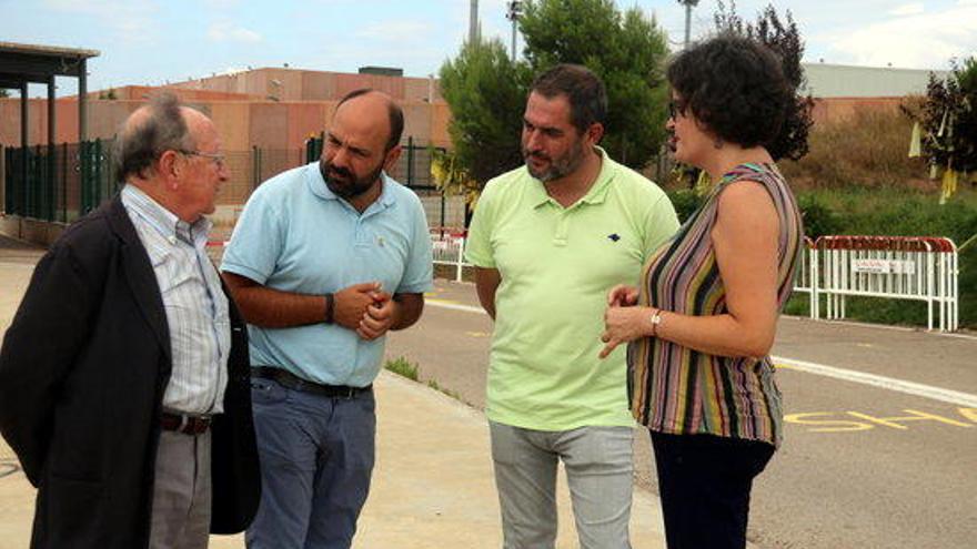 Joan Francesc Mira, Marcel Mauri, Josep de Luis i Anna Oliver, a les portes de la presó de Lledoners.