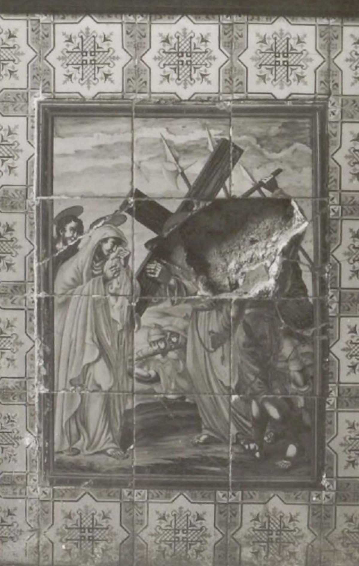 Zócalo destrozado de azulejos valencianos ubicado en la capilla 
del Rosario que representa escenas de la Pasión. | B.N.E.