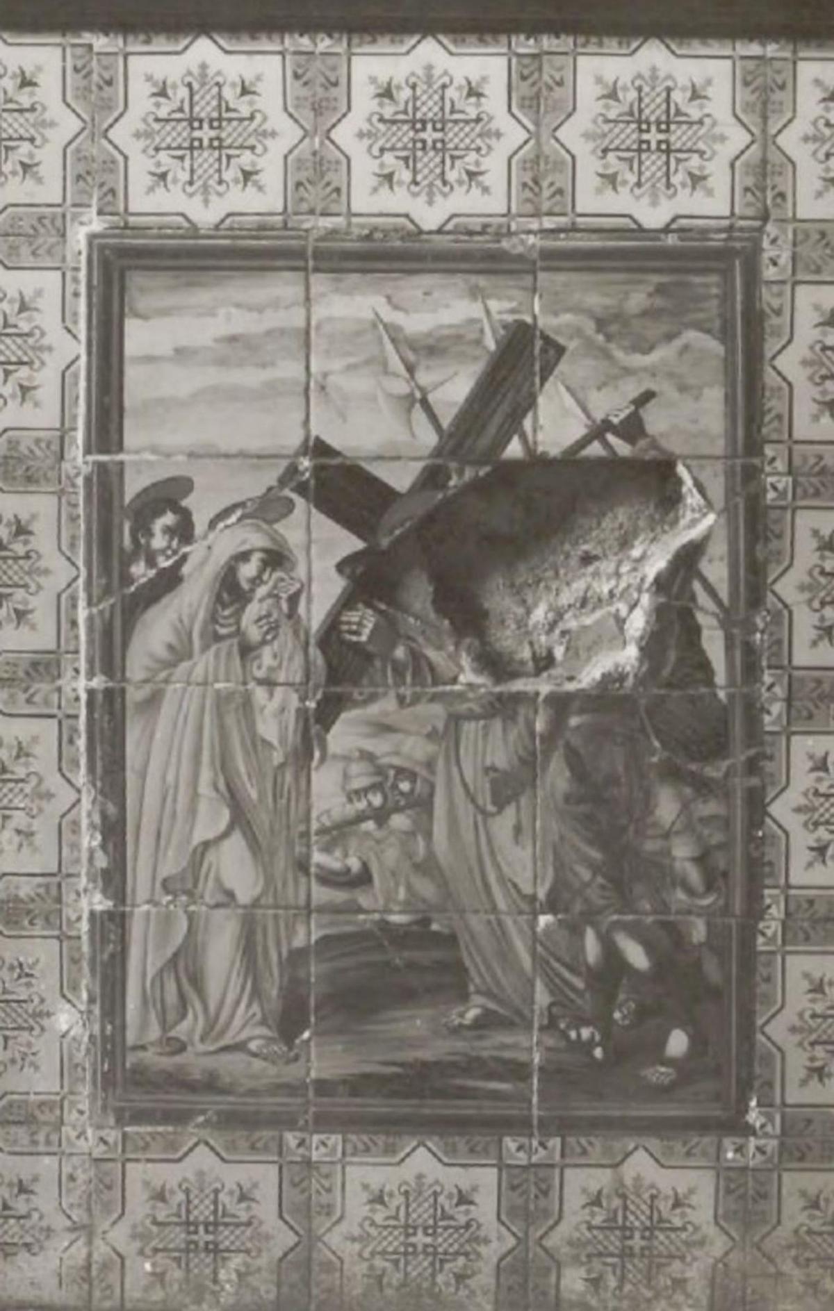 Zócalo destrozado de azulejos valencianos ubicado en la capilla
del Rosario que representa escenas de la Pasión. | B.N.E.