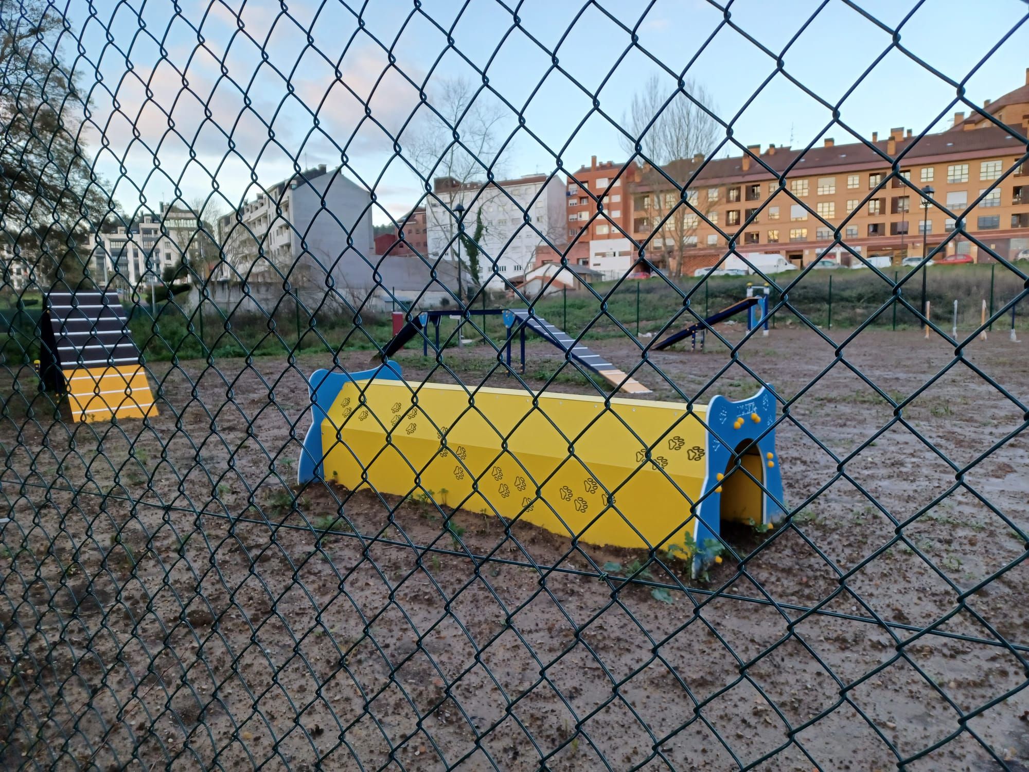 Así se ve ya el parque para perros de Posada de Llanera, con un moderno circuito de obstáculos