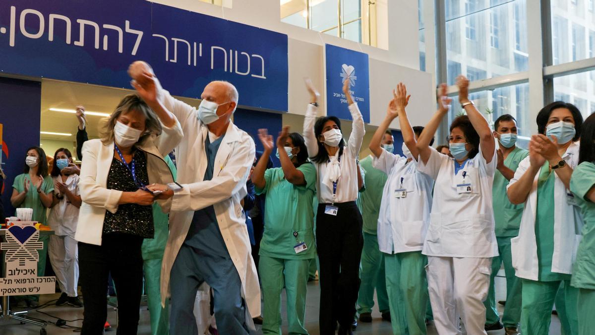 Un equipo médico celebra su vacunación contra la covid-19 en Tel Aviv.