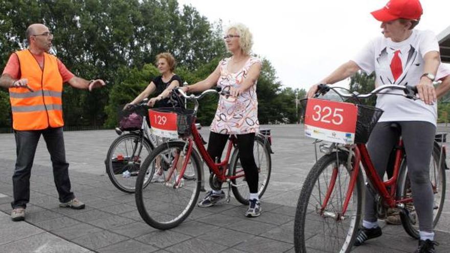 Eduardo Fernández da instrucciones a Marisa Requejo, Alicia López y Julia Díaz-Caneja, montadas en sus bicicletas.