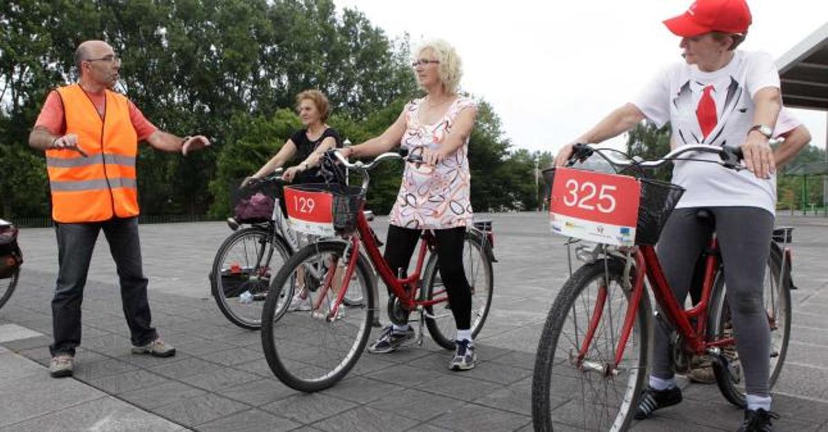 Eduardo Fernández da instrucciones a Marisa Requejo, Alicia López y Julia Díaz-Caneja, montadas en sus bicicletas.