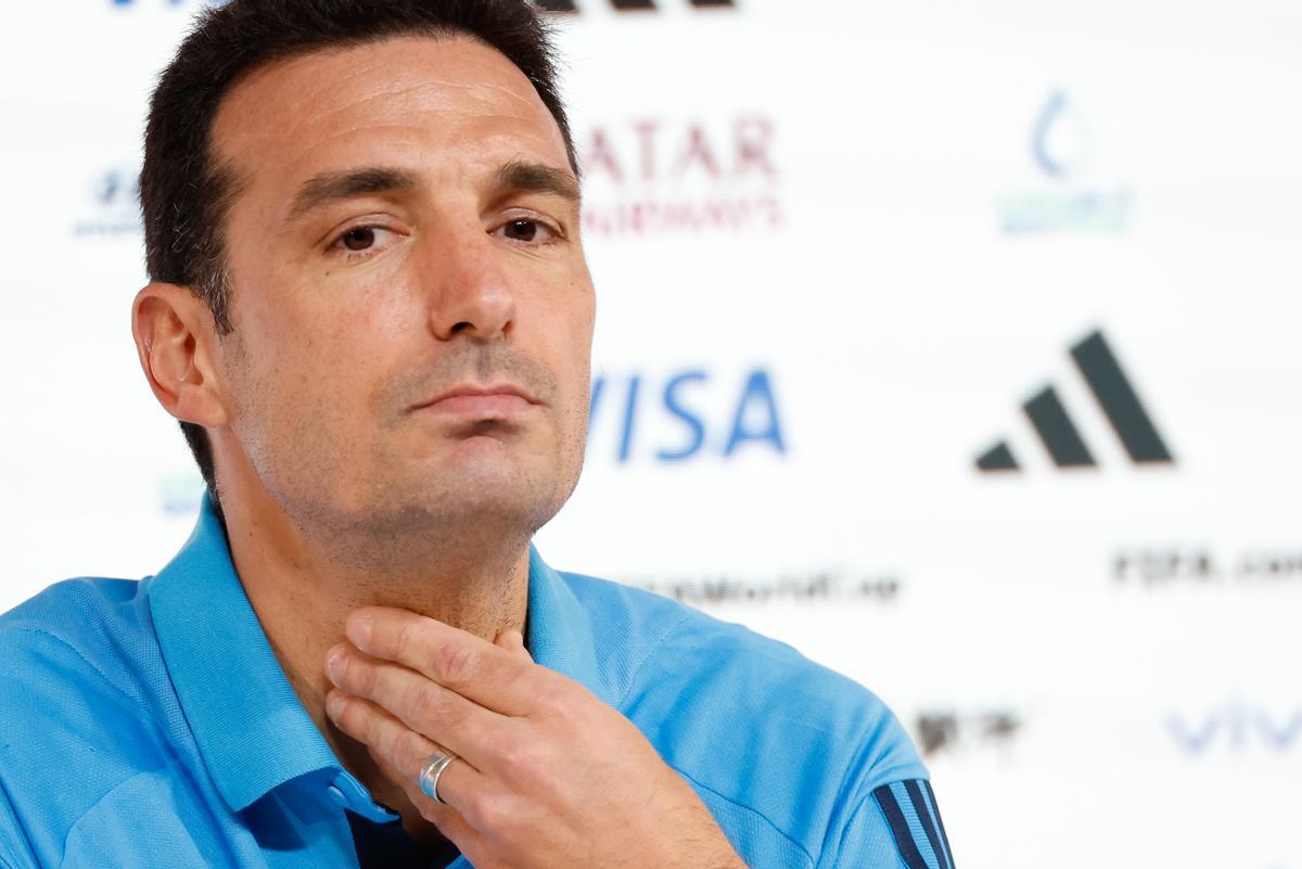 El seleccionador argentino Lionel Scaloni escucha a un periodista de su país.