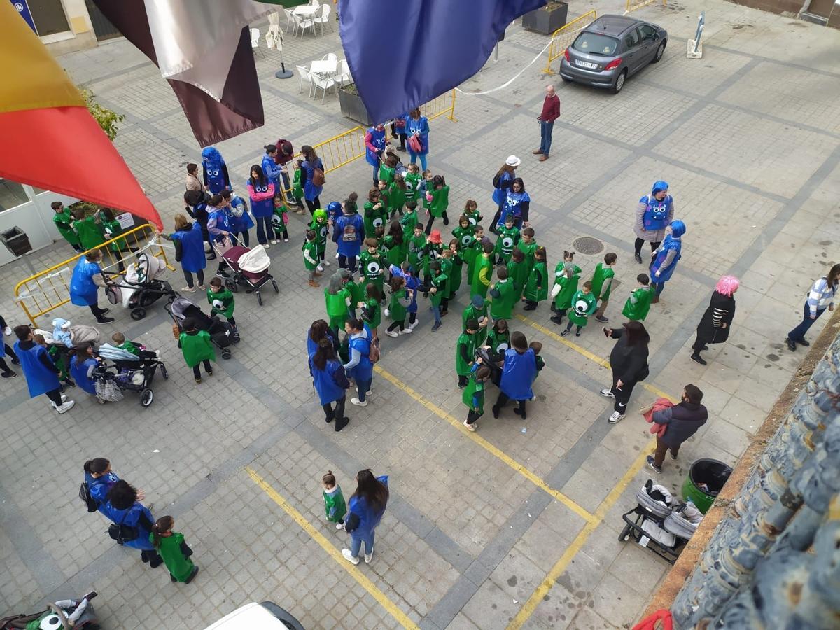 Escolares de Torrejoncillo, en unos carnavales anteriores.