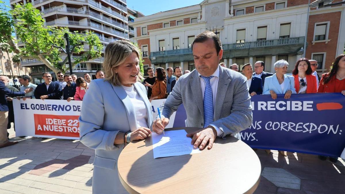 La firma del manifiesto por parte de uno de los alcaldes, el de Peñíscola, Andrés Martínez, junto a la presidenta de la Diputación, Marta Barrachina, este martes.