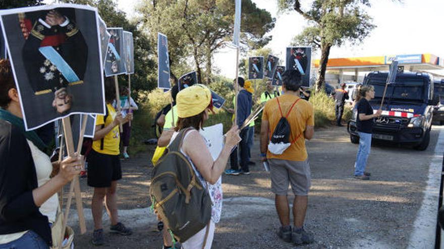 Manifestants protesten per la presència de Felip VI a Caldes de Malavella.