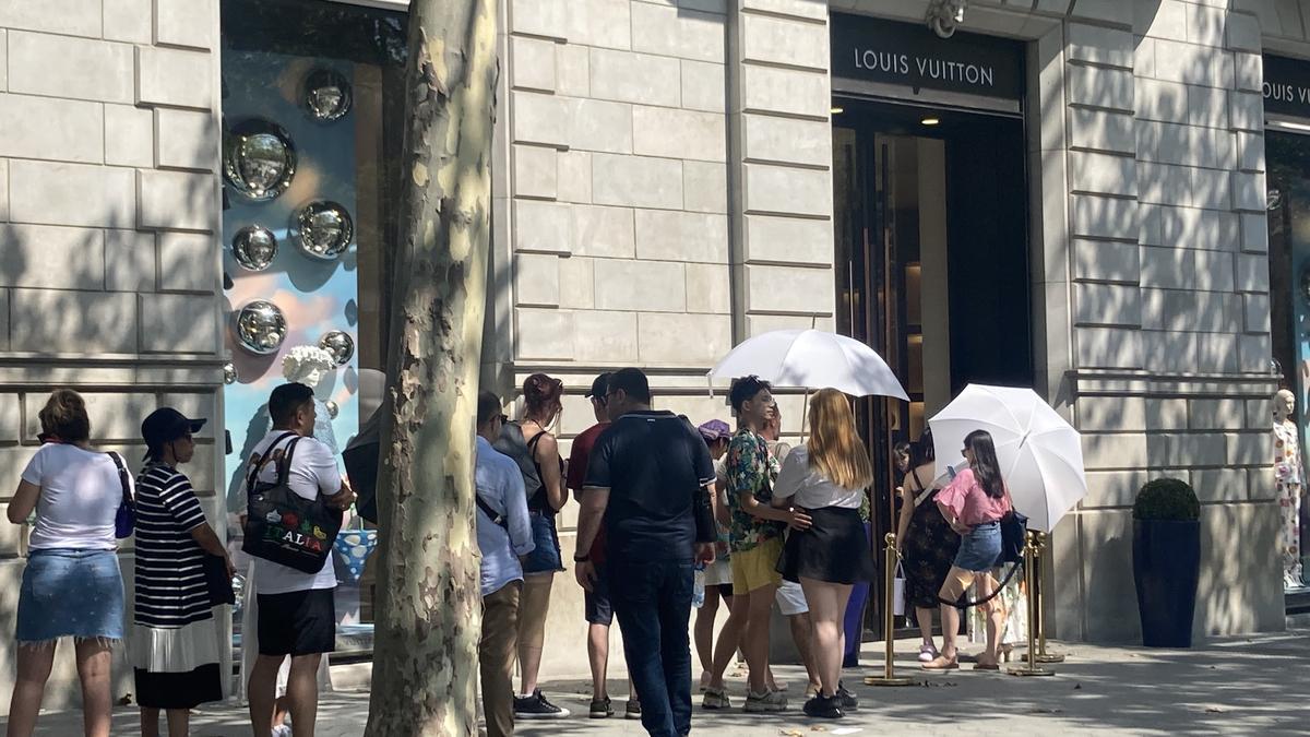 Colas a las puertas de la tienda de Louis Vuitton de paseo del Gràcia, este verano.