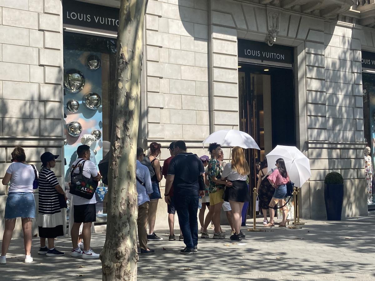 Colas a las puertas de la tienda de Louis Vuitton de paseo del Gràcia, este verano.